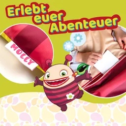 Bunte Grafik mit Text „Erlebt euer Abenteuer“. Links ein Stoffetikett mit „MOLLY“. Rechts eine Hand hält ein weißes Blatt in einem bunten Bezug. Unten ein Cartoon-Charakter mit lachendem Gesicht.