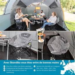 Eine Gruppe von vier Personen sitzt in einem Zelt um einen Tisch. Es gibt Snacks und Getränke auf dem Tisch. Einige bequeme Stühle sind sichtbar. Im Hintergrund sind Dekorationen und der Zelteingang sichtbar.