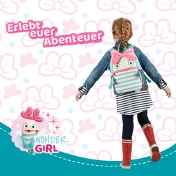 Mädchen mit einem gestreiften Kleid und einer Jeansjacke trägt einen bunten Rucksack mit Blick nach hinten. Hintergrund mit Blumenmuster.