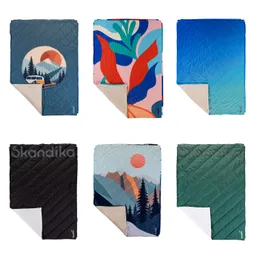 Sechs Decken mit unterschiedlichen Designs: oben links eine blaue Decke mit Bergmotiv, rechts eine bunte Blättergrafik, mittig eine blaue Farbverlauf-Decke.