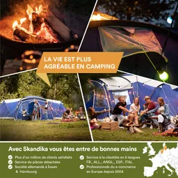 Lagerfeuer mit Holzscheiten, blaues Zelt, Gruppen von Personen, die musizieren und sich unter Lichtern entspannen.