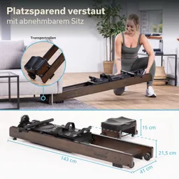 Rudergerät aus Holz mit abnehmbarem Sitz und Transportrollen. Eine Person hebt das Gerät an, im Hintergrund Pflanzen und Möbel.