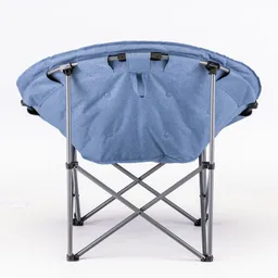 Faltstuhl mit runder Sitzfläche aus blauer Polsterung und einem Metallgestell, von hinten betrachtet.