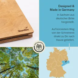 Holzoberfläche eines Produkts mit eingraviertem Logo, begleitet von Text über die Herstellung in Deutschland und Plastikfreiheit. Baumkronen und Deutschlandkarte im Hintergrund.