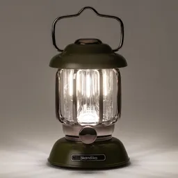 Grüne Laterne mit transparentem Glas, versilbertem Griff und einer Bedientaste, leuchtet sanft im Vordergrund.