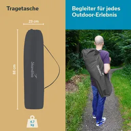 Schwarze Tragetasche mit Logo, Maße: 88 cm x 23 cm, auf einer Person geschultert, die auf einem Weg im Wald geht.