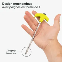 Eine Hand hält einen gelben Zelt-Hering mit T-förmigem Griff und gewinde, das für unterschiedliche Bodenbedingungen geeignet ist.