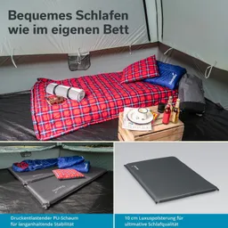 Isoliermatte mit rot-kariertem Schlafsack und Kissen in einem Zelt. Ein Holztisch mit Getränken und Geschirr daneben.