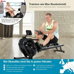 Mann trainiert auf einem Rudergerät, hält ein Tablet in den Händen. Im Hintergrund Fenster und Holzboden sichtbar.