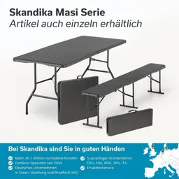 Faltbarer Tisch und Bank der Skandika Masi Serie in grauem Design, daneben zusammengeklappte Varianten. Weißer Hintergrund.