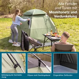 Zelt in grüner Farbe steht auf Wiese. Eine Person öffnet das Fenster. Andere Person sitzt am Tisch mit Getränken und Snacks.