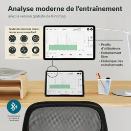 Zwei Tablets zeigen Diagramme und Daten zur Traininganalyse. Ein Tisch und ein Stuhl sind sichtbar. Stifte stehen in einem Behälter.