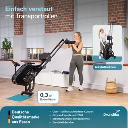 Frau hält ein Fitnessgerät und zeigt dessen Aufstellfunktion. Im Hintergrund ein helles Zimmer mit Fenstern. Gerät auf dem Boden.