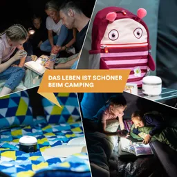 Familie im Zelt, spielt und liest mit Taschenlampe. Rucksack mit Augenmotiv. Campingdecke und Lichtquelle sichtbar.