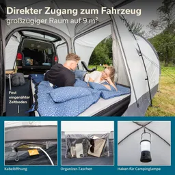 Ein Zelt mit Zugang zu einem Fahrzeug, darin entspannen zwei Personen auf einer Matratze. Im unteren Bildbereich sind praktische Taschen, eine Kabelöffnung und ein Haken für eine Campinglampe abgebildet.
