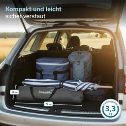 Kofferraum eines Autos mit einem blauen Kühler, einem Rucksack und einem gestreiften Regenschirm in einer Transporthülle.