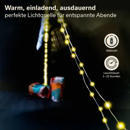 Lichterkette mit gelben Lichtern hängt in einem dunklen Raum, im Hintergrund liegen farbige Decken. Textbeschreibungen sind eingeblendet.