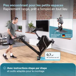 Fitnessgerät auf Rollen wird von einer Person in einem modernen Raum bewegt. Hintergrund mit Fenster und Pflanzen.