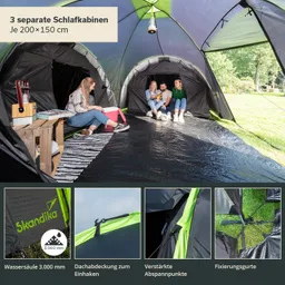 Zelt mit drei separaten Schlafkabinen, Innenansicht mit einem Tisch, Stühlen und Teppich, umgeben von grünem Rasen.