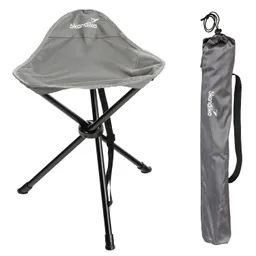 Klappstuhl in Grau mit dreibeiniger, schwarzer Metallkonstruktion und Tragetasche in grauem Material.