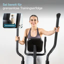 Eine Person lächelt, während sie an einem Fitnessgerät steht. Im Hintergrund ist ein Getränkehalter sichtbar.