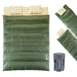 Schlafsack in Dunkelgrün mit zwei Kissen, die ein buntes Muster haben. Eingerollt und in einer Tasche präsentiert.