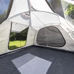 Innensicht eines Zelte mit einfarbigem Boden und zwei Fenstern. Naturläche ist durch die Fenster sichtbar.