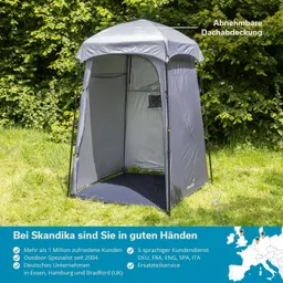 Grauer Campingraum mit abnehmbarer Dachabdeckung, auf Rasen zwischen Bäumen. Textinformationen unten.