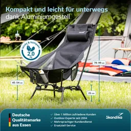 Schwarzer Klappstuhl auf grünem Gras, mit Maßangaben und Informationen zu Gewicht und Aluminiumgestell. Hintergrund zeigt Zelt.