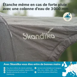 Zelt von Skandika mit Wassertropfen auf dem Stoff, der eine hohe Wasserdichtigkeit von 3000 mm angibt.