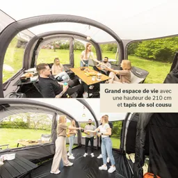 Gruppenszene in einem großen Zelt Personen sitzen an einem Tisch mit Snacks. Grünes Umfeld. Zeltwände sind transparent.