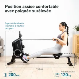 Sitzgerät zum Rudern mit verstellbarem Sitz und Widerstandsbändern im Hintergrund eine Pflanze und eine Holzkommode.