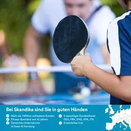 Ein Tischtennisschläger wird von einer Person gehalten. Im Hintergrund sind verschwommene Figuren zu sehen.