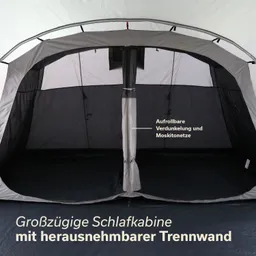 Schlafkabine mit grauen und schwarzen Elementen, aufgerollter Verdunkelung, Moskitonetz und herausnehmbarer Trennwand.