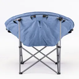 Faltstuhl mit runder blauer Polsterung und metallischem Gestell, von hinten fotografiert.