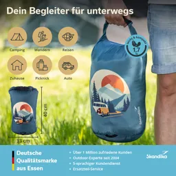 Blaues Packmaß mit Wandermotiv, Maße 33 cm x 40 cm, in Hand gehalten. Hintergrund mit grünem Gras und Zelt.