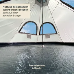 Innensicht eines Zeltes mit einer zentralen Stange und zwei Fenstern, der Boden ist mit Wasser bedeckt.