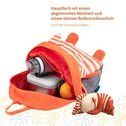 Orange Rucksack mit gestreiftem Design, gefüllt mit einer Flasche, einer Lunchbox und einer Orange. Ein Plüschtier liegt daneben.