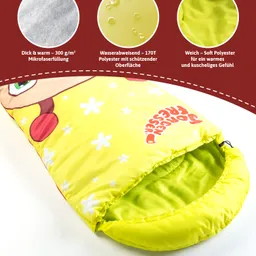 Gelber Schlafsack mit Blumenmuster und cartoonhaftem Gesicht. Innen aus grünem, weichem Material. Detaillierte Texturen und Materialien hervorgehoben.