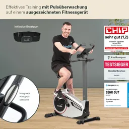 Mann auf einem Ergometer mit Pulsüberwachung, Brustgurt und Auszeichnungen für das Fitnessgerät. Holzfußboden.