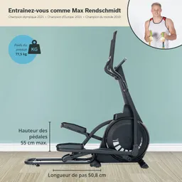 Fitnessgerät in Schwarz mit Pedalen und einem Schwungrad. Hintergrund in hellblauer Wandfarbe. Maße sind angegeben.