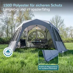 Zelt aus grauem Polyester auf einer Wiese mit zwei Klappstühlen und einem Tisch. Umgeben von Bäumen.