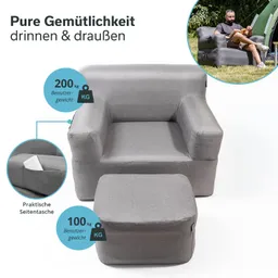 Grau gefütterter Sessel mit seitlicher Tasche und Hocker, beide für 100 kg nutzbar. Hintergrund mit Sitzendem und Zelt.