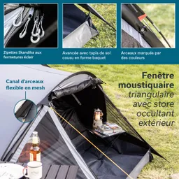 Zelt im Freien mit Triangel-Moskitonetz, Tisch, Lampe und auf dem Boden liegenden Getränken sowie Zeitschriften.