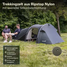 Trekkingzelt aus Ripstop-Nylon, zwei sitzende Personen, Sitzgelegenheiten, grüne Wiese, Bäume im Hintergrund.