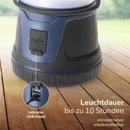 Akku-Lampe mit USB-Anschluss auf Holzoberfläche, Leuchtdauer bis zu 10 Stunden, mit Hinweis auf inklusives USB-Kabel.