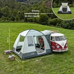 Ein Zelt in grauer und grüner Farbgestaltung steht auf einer Wiese, daneben ein roten VW-Bus. Im Hintergrund Bäume.
