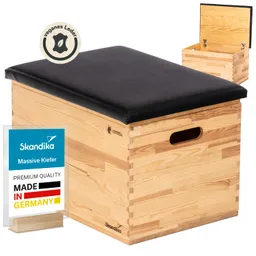 Holztruhe aus massivem Kiefernholz mit schwarzem, veganem Lederpolster. Aufklappbarer Deckel und kennzeichnendes Label.