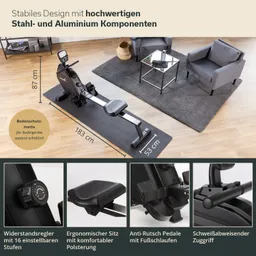 Rudergerät auf einer Bodenschutzmatte. Angrenzende Couchgarnitur mit zwei Stühlen und einem Tisch im Hintergrund.
