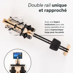 Rudergerät mit transparentem Wassertank, ergonomischem Sitz und Fußstütze, aus hellem Holz mit schwarzen Details.